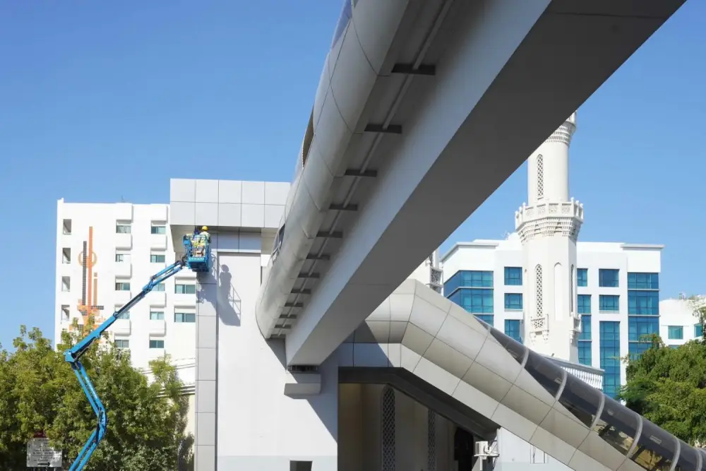 La Autoridad de Carreteras y Transporte de Dubái (RTA) realizando un mantenimiento preventivo en los puentes peatonales.